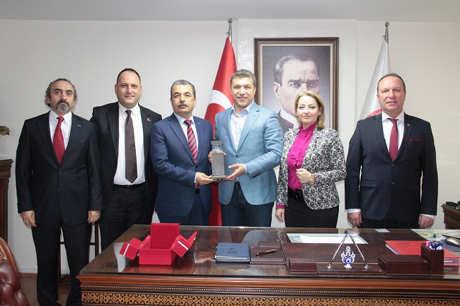 FAKİR BAYKURT ONUR ÖDÜLÜNÜ İSMAİL KÜÇÜKKAYA ALDI | EĞİTİM İŞ