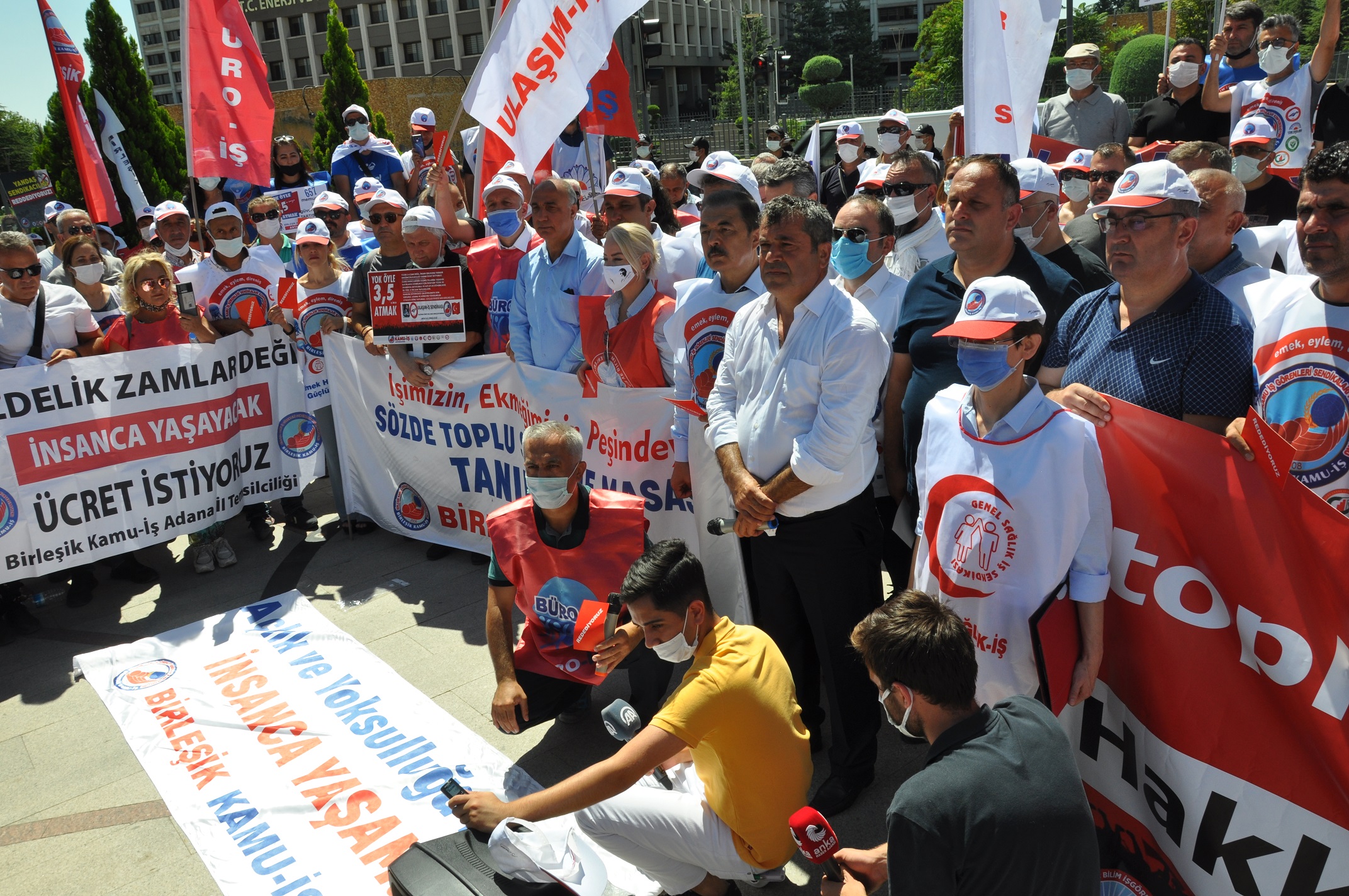 BİRLEŞİK KAMU-İŞ`İN ÇALIŞMA BAKANLIĞI ÖNÜNE GİTMESİ VE TİS TALEPLERİNİ AÇIKLAMASI POLİS TARAFINDAN ENGELLENDİ | EĞİTİM İŞ