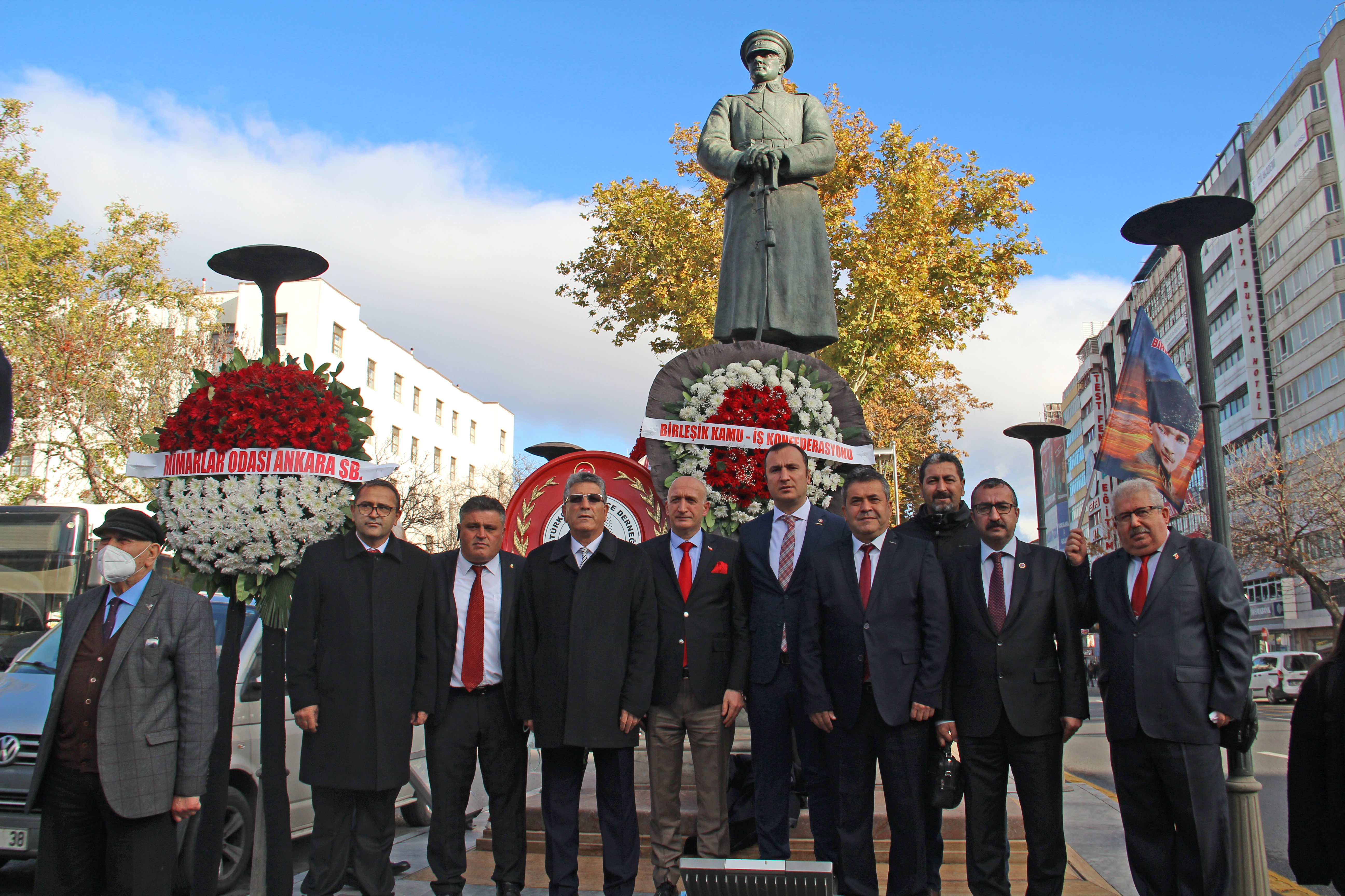 ATAMIZI SEVGİ, SAYGI VE ÖZLEMLE ANDIK | EĞİTİM İŞ